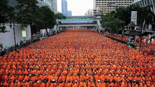 Photo of people praying at Erawan Shrine bomb site taken before explosion