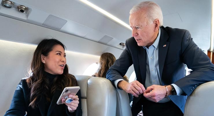 Does photo show Biden in plane without mask during pandemic? Fact Check