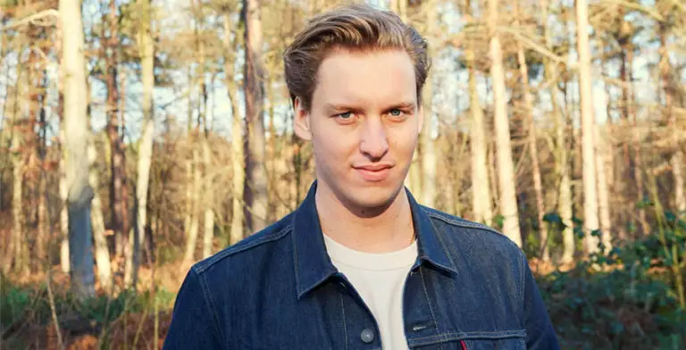 Woman scammed after crook claims he is George Ezra – In The News